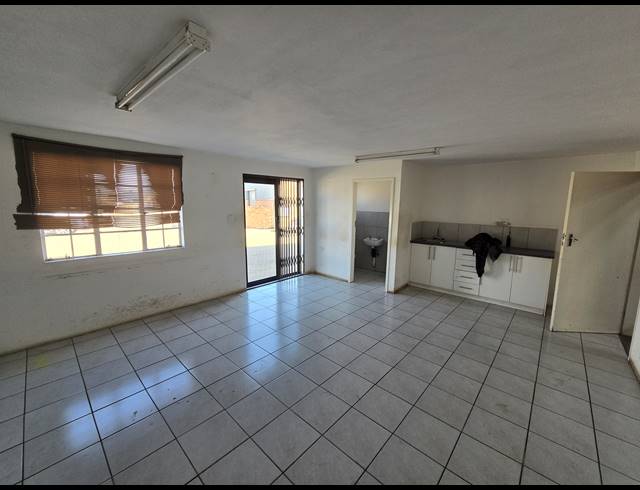 280M² WAREHOUSE TO LET IN ANDERBOLT